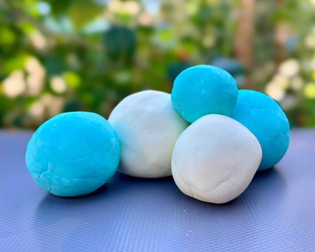 Round balls in white and blue